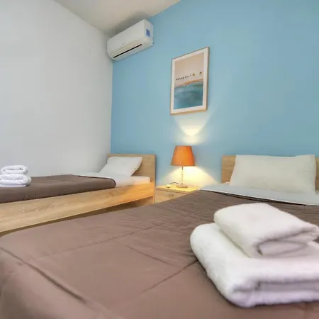 Modern And Spacious 2 Bedroom With Communal Outdoor Pool Gz-smel1-1