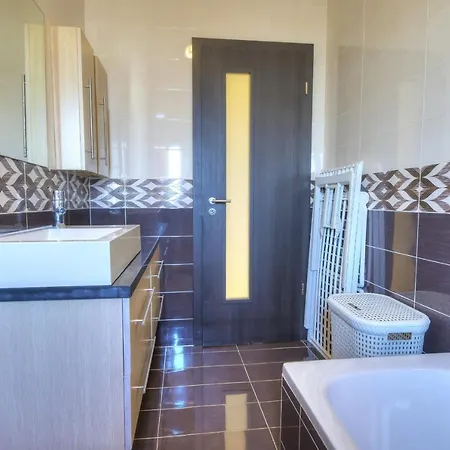 Modern And Spacious 2 Bedroom With Communal Outdoor Pool Gz-smel1-1 Qala