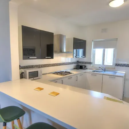 Modern And Spacious 2 Bedroom With Communal Outdoor Pool Gz-smel1-1