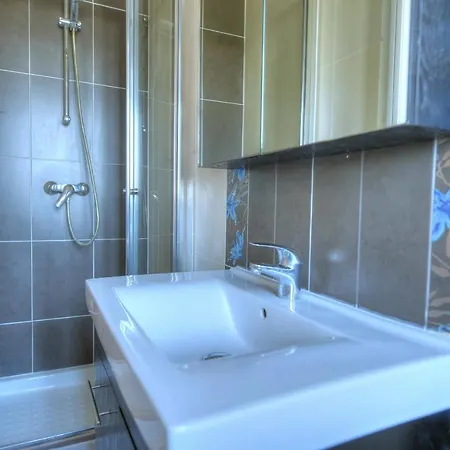 Modern And Spacious 2 Bedroom With Communal Outdoor Pool Gz-smel1-1 *
