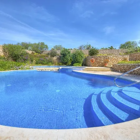 Modern And Spacious 2 Bedroom With Communal Outdoor Pool Gz-smel1-1 * Qala