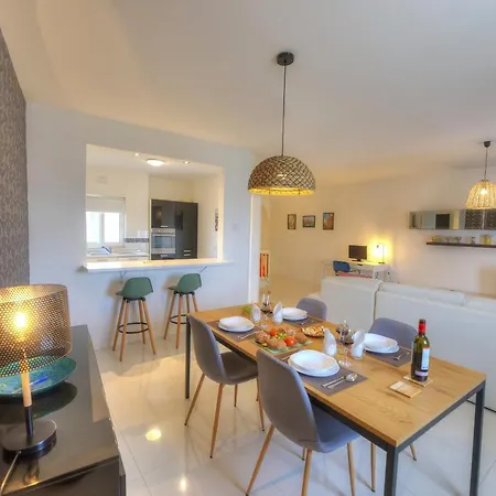 Lejlighed Modern And Spacious 2 Bedroom With Communal Outdoor Pool Gz-smel1-1 *