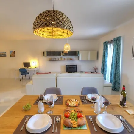 Apartment Modern And Spacious 2 Bedroom With Communal Outdoor Pool Gz-smel1-1 *