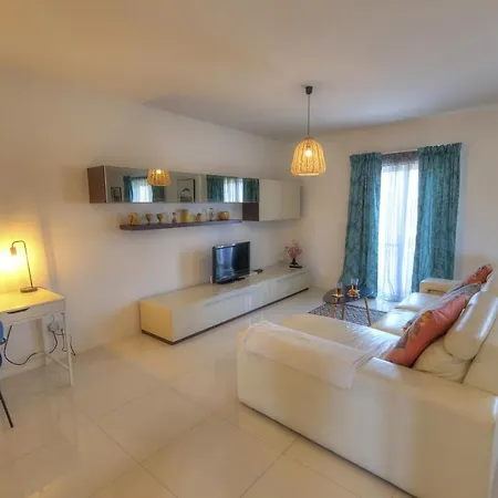 Modern And Spacious 2 Bedroom With Communal Outdoor Pool Gz-smel1-1
